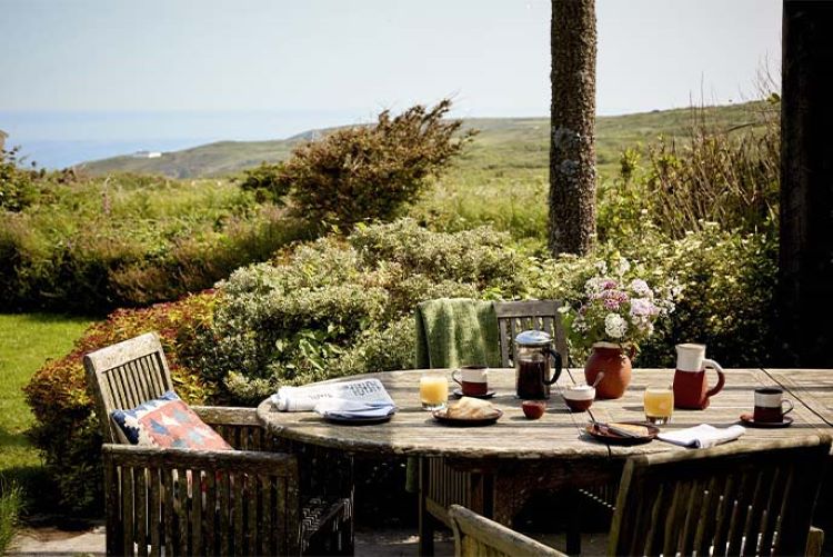 Ein Tisch im Pub-Garten des The Gurnard’s Head in Cornwall