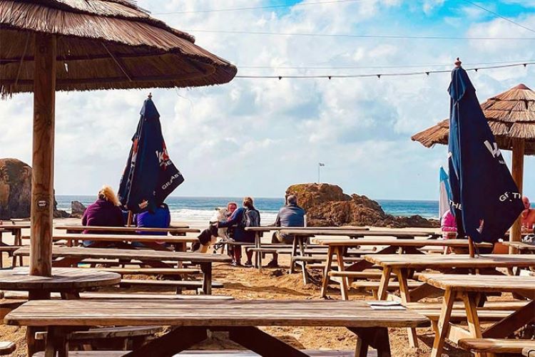 Tische im Freien am Strand von The Watering Hole in Perranporth
