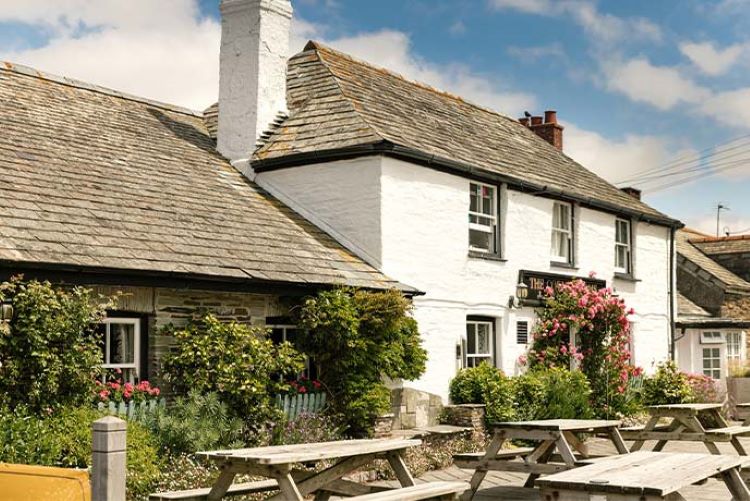 Tische im Freien stehen vor dem malerischen Pub Cornish Arms in Padstow