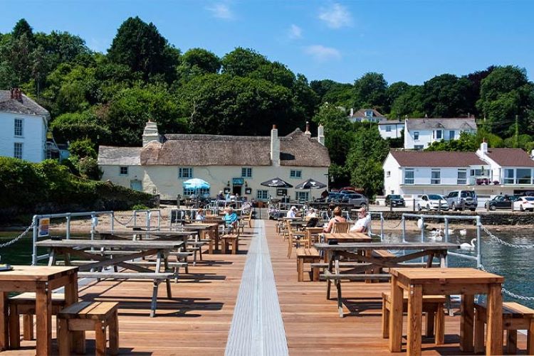Blick auf den Pub-Garten des Pontons im Pandora Inn in Cornwall