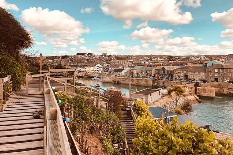 Blick auf den terrassenförmig angelegten Pub-Garten des Ship Inn am Hafen von Porthleven