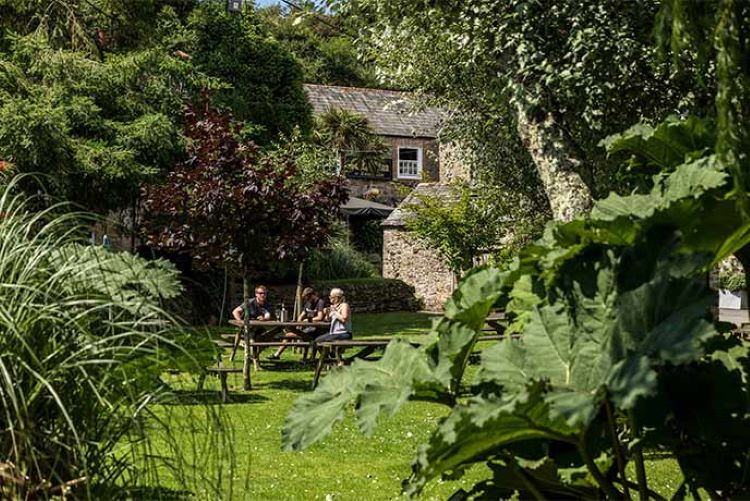 Der wunderschöne grüne Pub-Garten in St. Kew in Cornwall