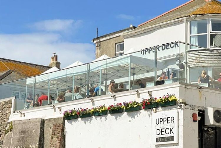 Die Terrasse des Upper Deck im The Sloop Inn in St. Ives